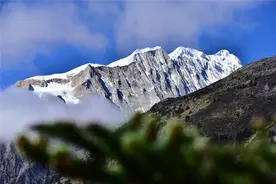 还不曾被开发，风光不亚于稻城亚丁三神山，那个地方叫格聂图片
