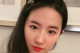 刘亦菲晒照自嘲臭美，自拍他拍都好看，网友：仙女360度无死角图片