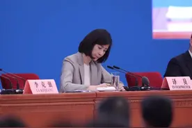 女翻译张璐晋升，曾连续多年亮相总理记者会图片