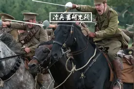 骑兵砍人套路多，为何恰西克要举过头顶，解放军65式马刀却不行？图片