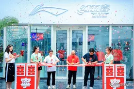 恭喜！身家百亿的李宁开辟“新事业”，58岁儿女双全，妻子仍貌美图片