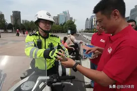 炎炎夏日情系交警——临沂“体彩送清凉”慰问铁骑交警图片