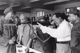 1960年，毛泽东部署秘密军事行动，手指地图：谁越红线就杀头图片