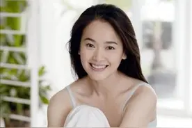 左小青独自陪女儿上课，大方露脸无人识，与富商老公离婚已半年多图片