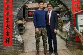 张一得父亲“窒息式”教育引争议！竟让孩子去同学家捡破烂图片