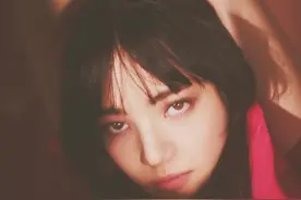 小松菜奈化身粉色少女，眼神迷离“厌世脸”依旧图片