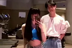伊能静儿子“哈利”半夜四点与表姐对镜子热舞，扭腰摆胯自信十足图片