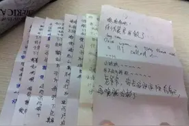 小学生上课传纸条被老师抓个正着，看到内容后老师笑了：人小鬼大图片