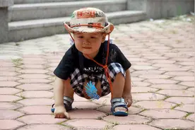 夏天到了想给孩子穿开裆裤？除了不卫生，还会影响孩子性别意识图片