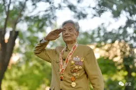 他四次参加国庆大典，勋章无数，却忘不了朝鲜战场上的一袋水果糖图片