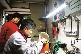 帮助别人 非常开心——聋哑人刘汉平义务帮助他人修理家电十余年的故事图片