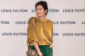 钟楚红越老越时髦，金色上衣配镂空蕾丝裤，60岁还有高级贵妇感图片