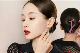 王子文真会“玩”，镂空针织裙配红色小吊带，洋气不说还很高图片