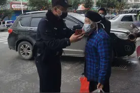 【暖心！特巡警小哥帮助老人的样子真帅】图片