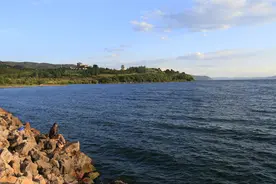 玉溪抚仙湖夕阳里的钓者图片