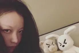 某N姓女明星自曝素颜照，淡得可怜的眉毛与惊人发量成强烈对比！图片