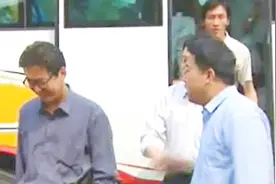 领导前来视察竟然都是坐公共大巴？真是为政府省钱的好官员！视频封面