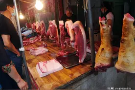 街拍：市民在菜市场购买猪肉图片
