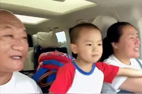 危险！谢东一家开车不系安全带，让3岁儿子站中间，被批不守交规图片