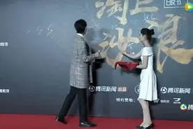 肖战和X玖少年团成员的一个小细节图片