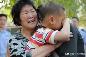 3岁女童不小心和父母走散，当她说出爸爸名字时，民警笑喷了图片