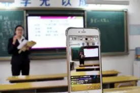 老师直播上课意外被发现是游戏主播，家长找学校投诉，你怎么看？图片