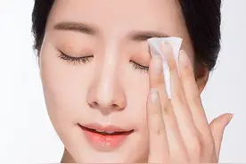 女生卸妆的4个习惯，会让脸上越来越脏，皮肤越来越差，赶紧改正图片