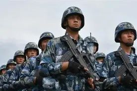迷彩服不是为了隐蔽吗，为何我国海军陆战队的“蓝精灵”如此亮眼图片