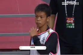 独臂男孩跳球仪式，暴露出CBA的人文关怀背后仅仅是表面上的假装图片