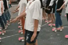 市里的贵族学校，据说这么做是在培养女学生气质，但像在训练宫女图片