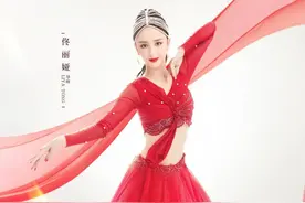 38岁佟丽娅跳舞魅力四射，穿露脐装秀小蛮腰，一袭红裙风情万种图片