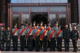 武警黑龙江总队：新警官送老兵图片