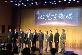 歌王李双江近照发福明显，大肚腩似十月怀胎，演出惹身旁女生陶醉图片