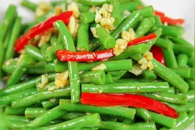 豆角又出新吃法，不炒不炖，加把面粉简单一拌，比吃肉过瘾，真香图片