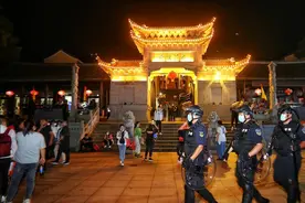数千游客齐聚武汉木兰山金秋庙会，风“警”依旧图片