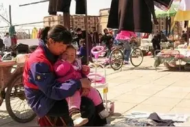 马拉松冠军退役后被扣20万奖金！街头抱娃卖菜，低价拍卖19块金牌图片