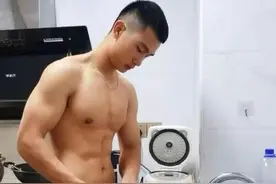 别人家的寸头肌肉帅哥男朋友，有点养眼哦!图片