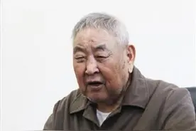 91岁老人隐瞒身份61年，直到家人发现他藏的美军布料，老人哽咽了图片
