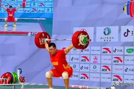 举重亚锦赛杨哲破世界纪录，康月带伤一拼到底，中国双姝揽冠亚军图片