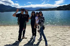 贾静雯一家关系真好，同穿亲子装有趣又有爱，长发Bo妞变甜美了图片