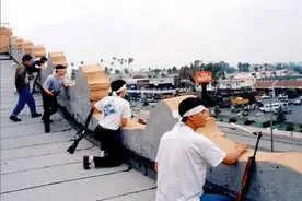 28年前洛杉矶，屋顶上的韩国人一战成名，以暴制暴，捍卫尊严图片