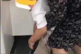 孩子地铁里面当众小便，家长：会擦干净，原谅他控制不住图片