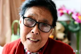 70岁大妈聘请45岁住家男保姆，大妈：说啥也要辞退他，他不配图片