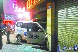 四川文理学院老校区附近一警车深夜撞进路边饭店？交警：系天网公司车辆 与警方无关图片
