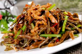 炒肉时，不能加3样调料，很多人爱加，难怪总粘锅，还没“肉味”图片