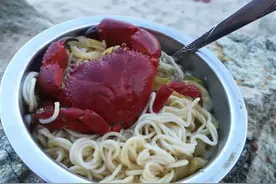 户外腐败海鲜大餐，现抓现煮，没有比这个新鲜了图片