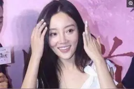 李小璐出席活动时近照，衬衫扣子突然崩开，她却这样淡定的处理了图片