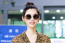 奚梦瑶胖点更有贵妇范，豹纹衫配短裤走机场，谁说她配不上何猷君图片