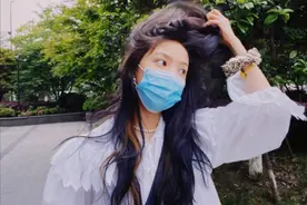 章若楠小翅膀穿搭，搭配披肩长发，活脱脱的仙女下凡图片