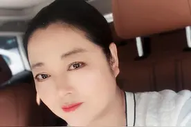 “农村一姐”王茜华晒近况，身材发福好壮实，打200针瘦脸变僵硬图片